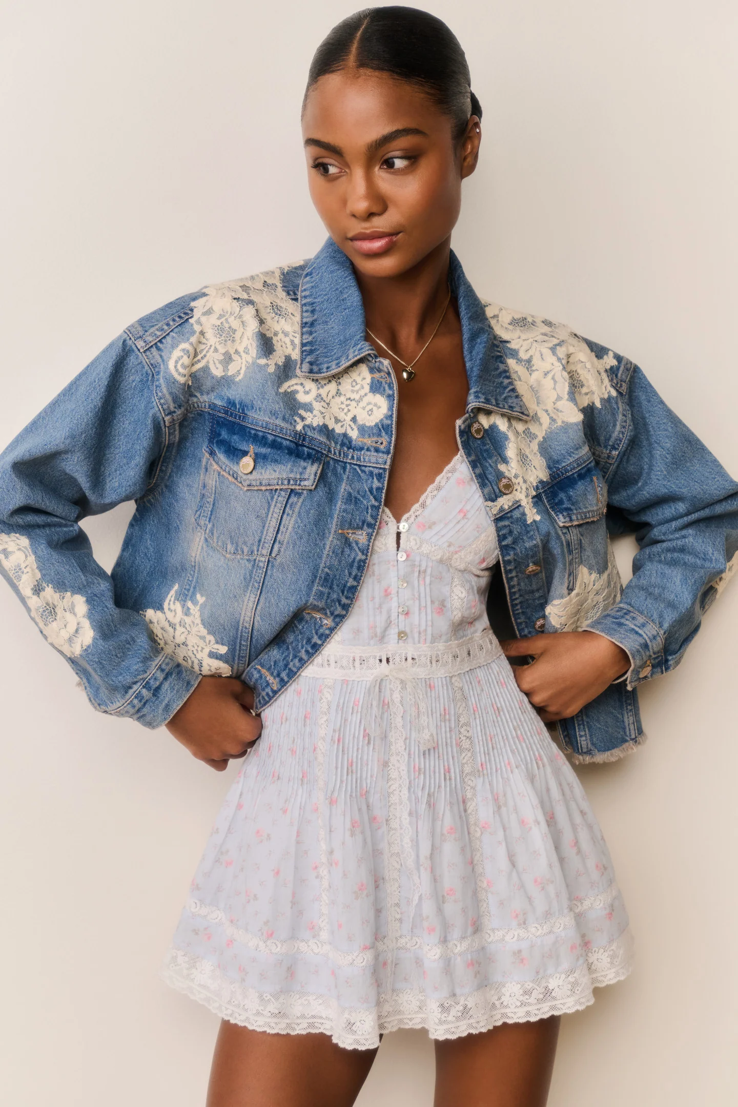 Amana Spitzenapplikations-Denim-Jacke