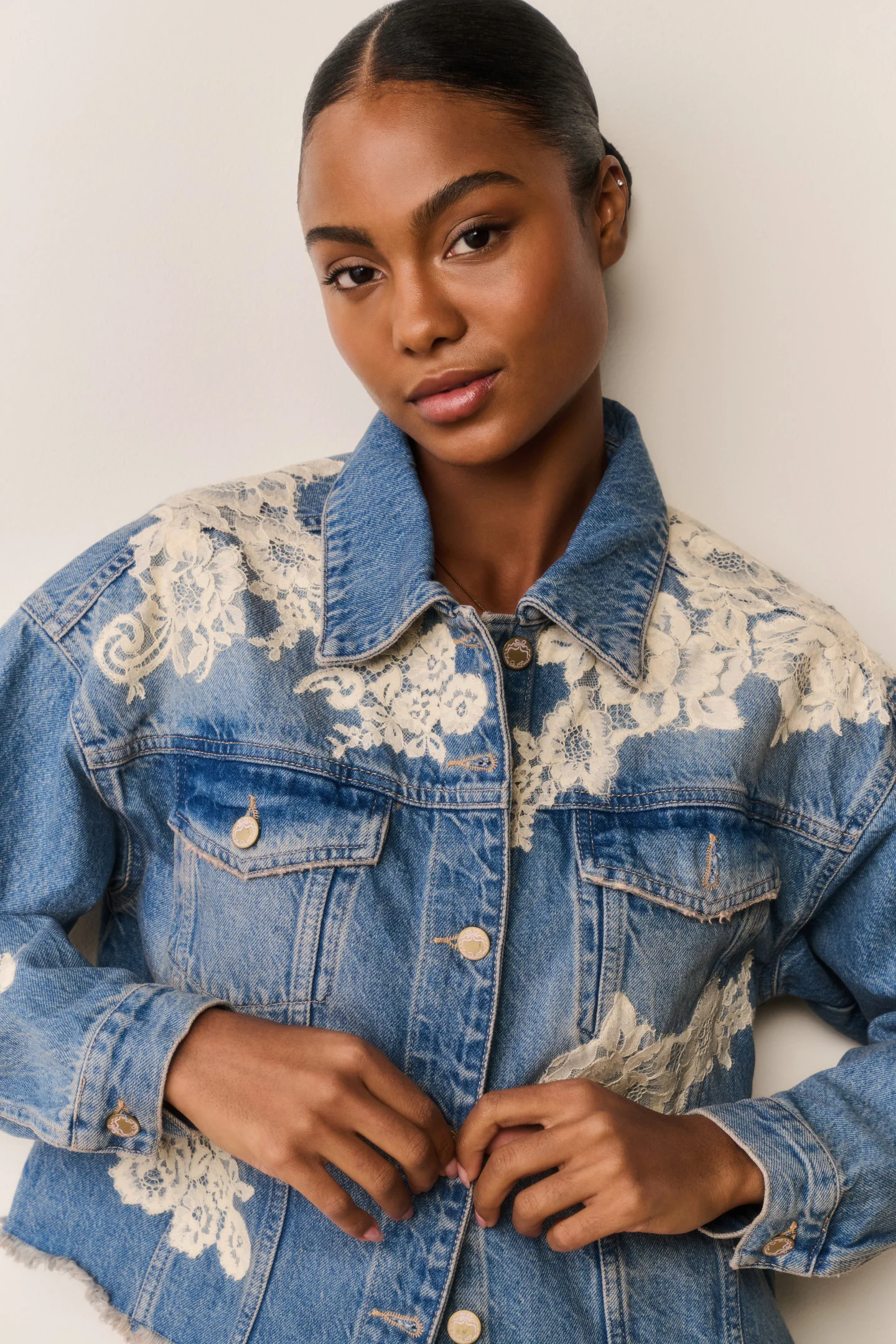 Amana Spitzenapplikations-Denim-Jacke
